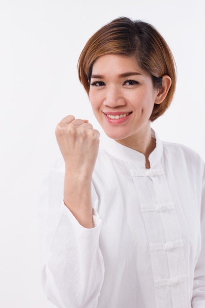 mujer asiática practicando artes marciales chinas