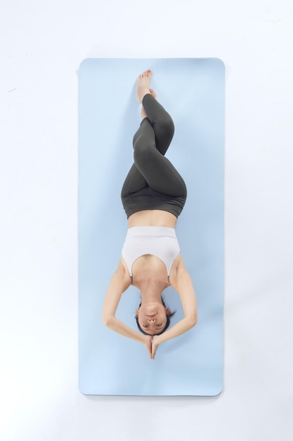 Una mujer asiática practicando yoga