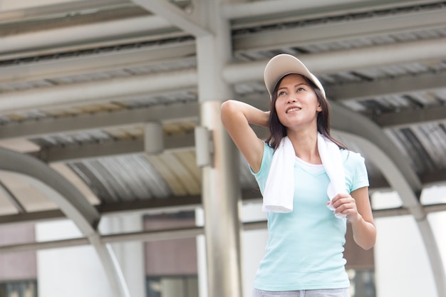 mujer asiática prepararse para el entrenamiento.