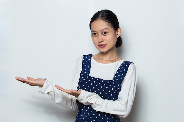 Mujer asiática con punto de mano en el espacio vacío
