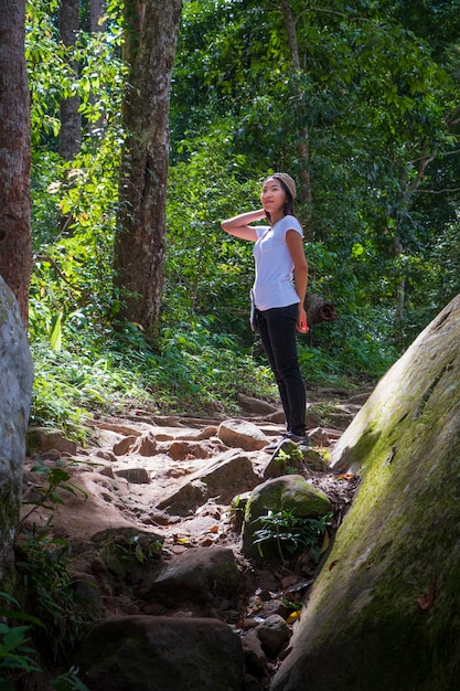 Mujer asiática que camina en la madera.