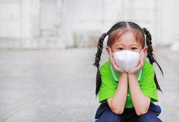 Mujer asiática que respira usando una máscara de protección contra la contaminación del aire en la ciudad de Bangkok