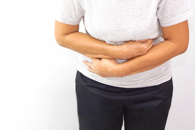Mujer asiática que sufre de dolor de estómago gastritis crónica menstruación y concepto de salud