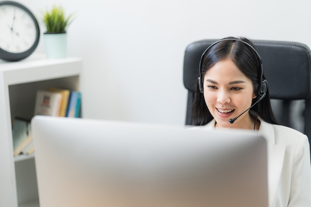 Mujer asiática que trabaja en un call center