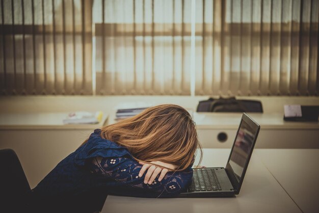 Mujer asiática que trabaja en la oficina Mujer de negocios joven estresada por la sobrecarga de trabajo con mucho archivo en el escritorio Gente de Tailandia