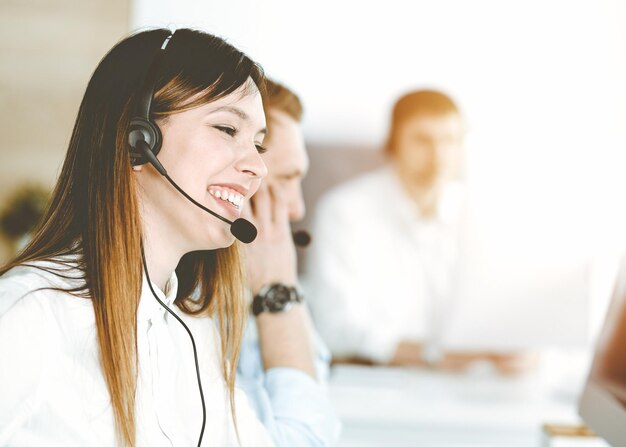 Foto mujer asiática que trabaja en la oficina de servicio al cliente concepto de negocio