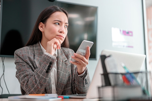 Mujer asiática que trabaja en la oficina de TI