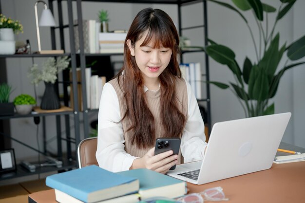 Mujer asiática que usa una computadora portátil para estudiar estudiante involucrado en aprendizaje en línea en la universidad