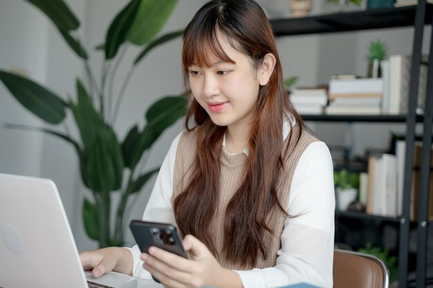 Mujer asiática que usa una computadora portátil para estudiar estudiante involucrado en aprendizaje en línea en la universidad