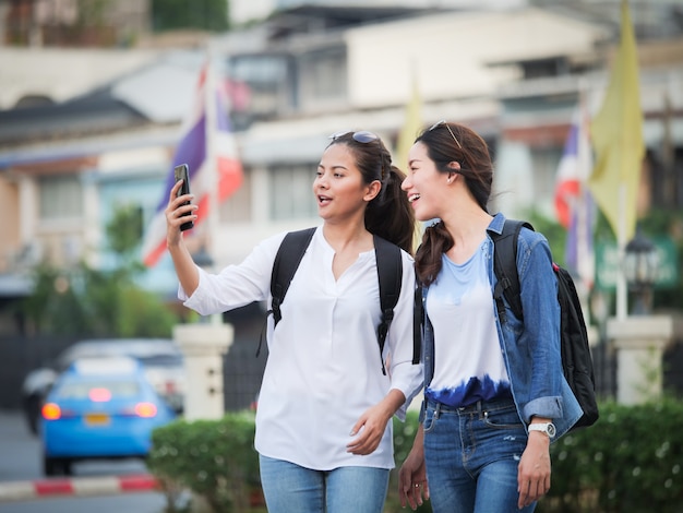 Foto mujer asiática que viaja con teléfono móvil