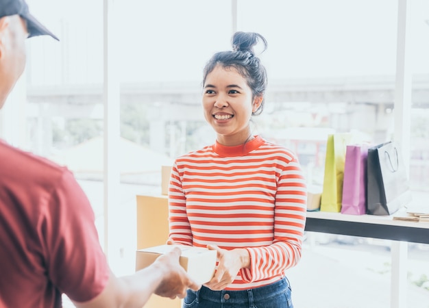 Mujer asiática recibiendo paquete de entrega