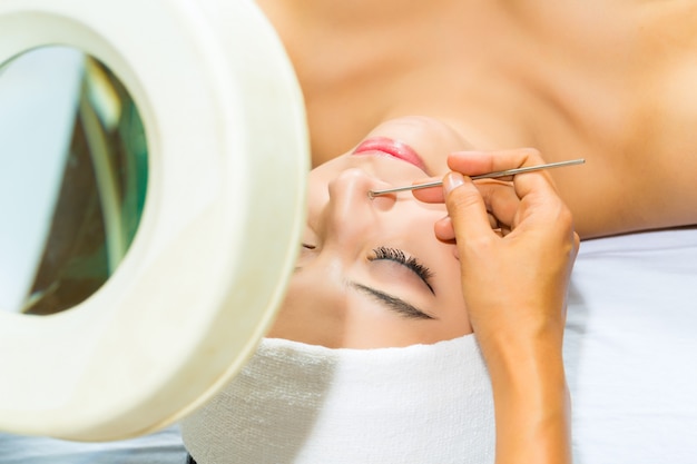 Mujer asiática recibiendo un tratamiento facial en spa