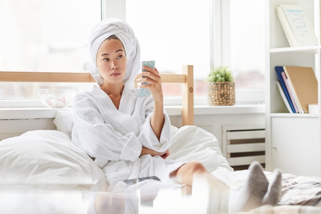 Mujer asiática relajante en la mañana