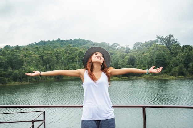 Foto mujer asiática relajarse en las vacaciones. en la atmósfera natural, bosque de montaña.