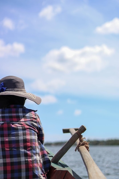 Mujer asiática remando en el río en Camboya