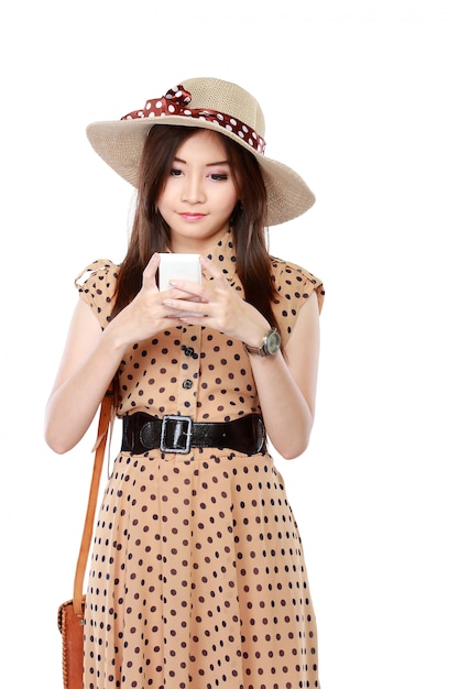 Mujer asiática de Rero que sonríe usando el teléfono celular
