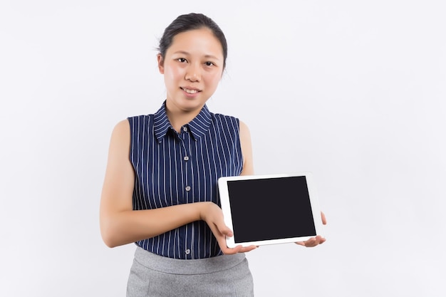 Mujer asiática Retrato de mujer de negocios joven hermoso aislado en blanco pasante dama sosteniendo ipad