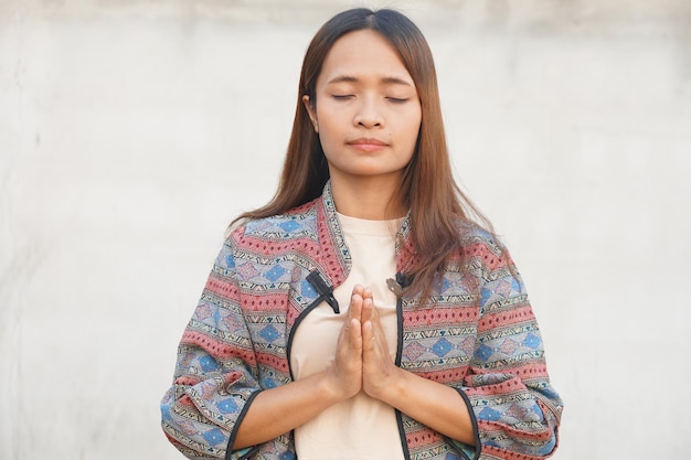 Mujer asiática rezando a dios