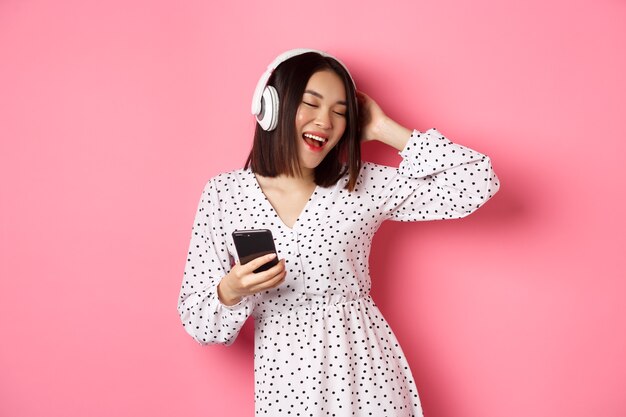 Mujer asiática romántica escuchando música en auriculares