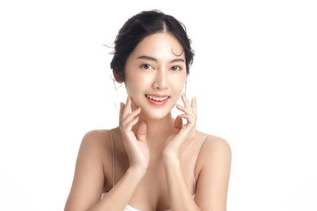 Mujer asiática con un rostro hermoso y una piel limpia y fresca Perfecta Linda modelo femenina con maquillaje natural y ojos brillantes sobre fondo blanco aislado Tratamiento facial Cosmetología belleza Concepto