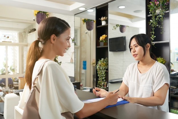 Mujer asiática en el salón de spa