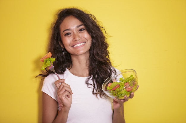 Foto mujer asiática sana que come un tazón de ensalada