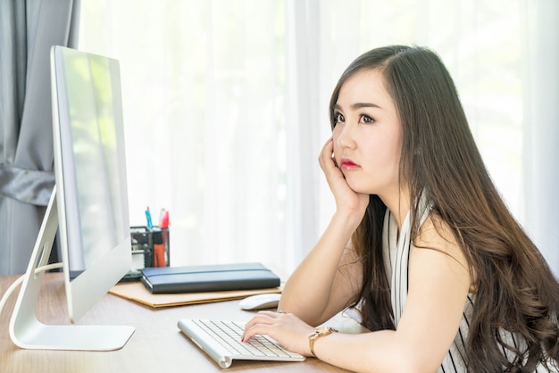 mujer asiática seria en la oficina