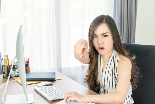 mujer asiática seria en la oficina