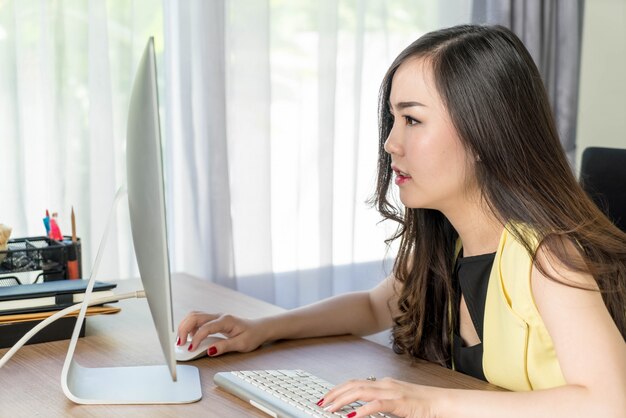 mujer asiática seriamente en la oficina