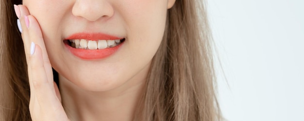 Mujer asiática siente dolor de muelas por gingivitis mujer sufre problemas de caries cuidado dental problema de caries sensible mal aliento recesión gingival instrucción de higiene bucal extracción de dientes
