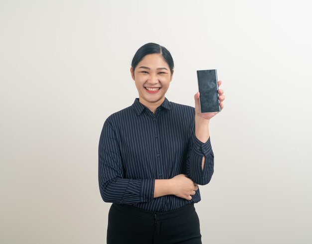 Mujer asiática con smartphone o teléfono móvil sobre fondo blanco.
