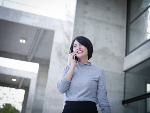 Mujer asiática con smartphone