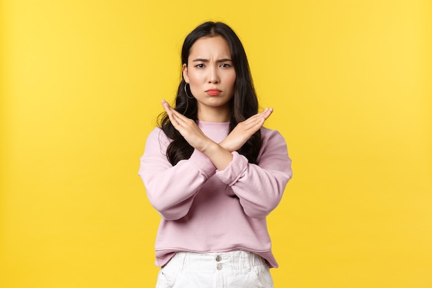 Mujer asiática sobre fondo amarillo.