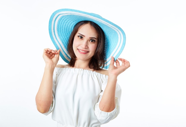 Mujer asiática con sombrero de paja de verano