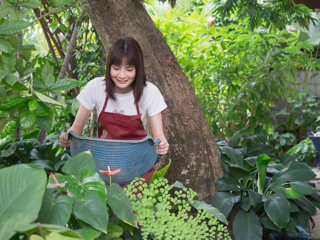 Mujer asiática son jardineria