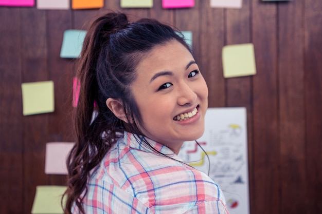 Mujer asiática sonriendo a la cámara