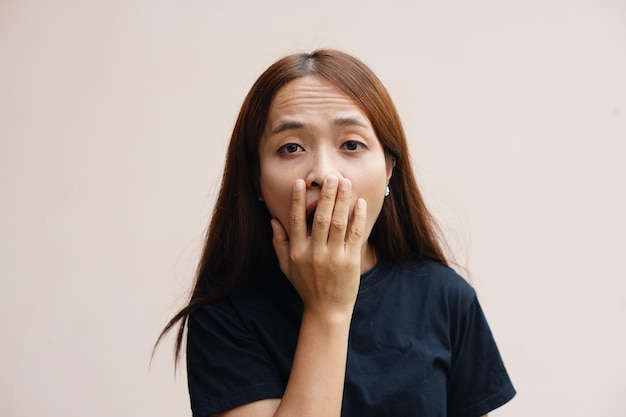 Mujer asiática sonriendo felizmente pared gris backgroundx9