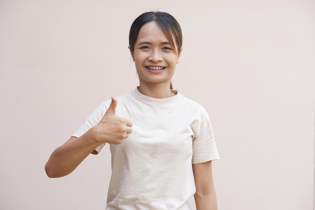 Mujer asiática sonriendo felizmente realizando tareas