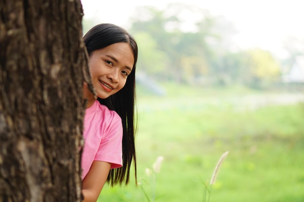 Mujer asiática, sonriente, feliz