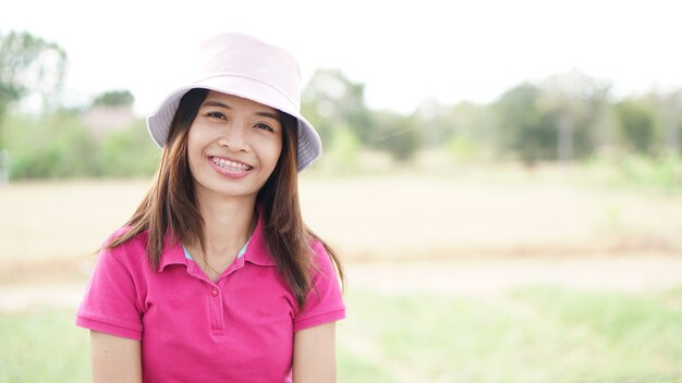 Mujer asiática, sonriente, feliz