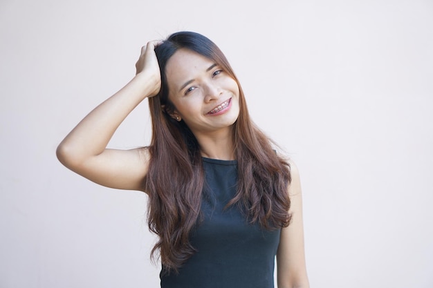 mujer asiática, sonriente, felizmente, llaves