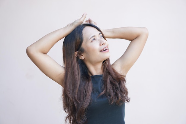 mujer asiática, sonriente, felizmente, llaves