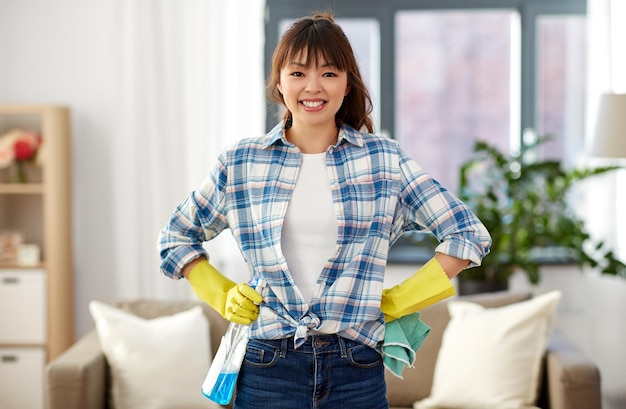 Foto mujer asiática sonriente limpiando en casa