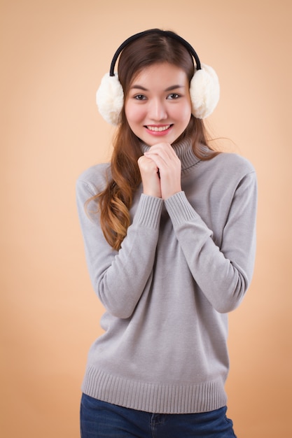 Mujer asiática sonriente con orejeras