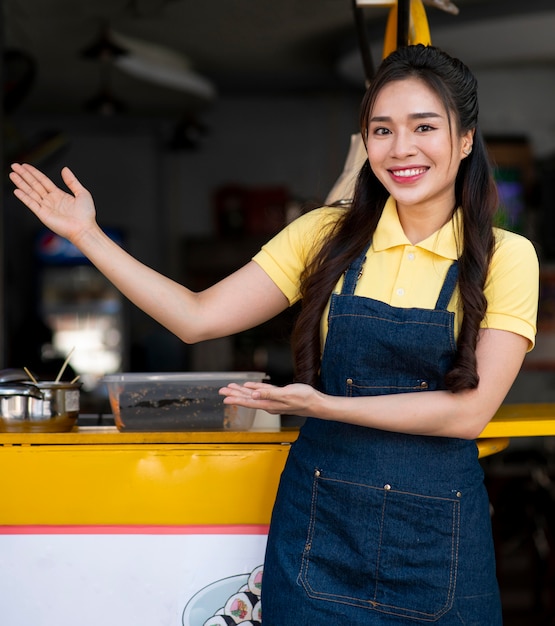 Mujer asiática sonriente de tiro medio