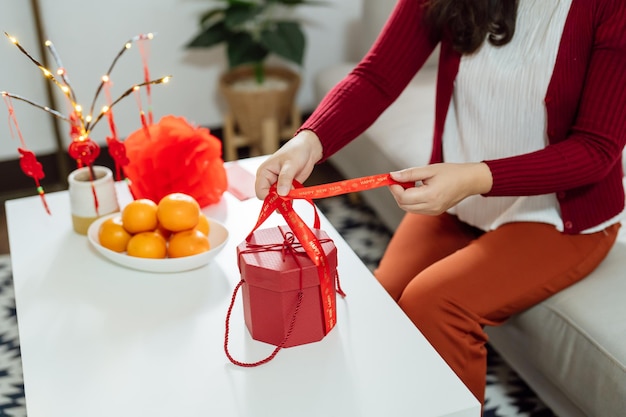 Mujer asiática sosteniendo una caja de regalo roja regalo agradecido Año Nuevo Lunar Fiesta tradicional china Cultura del año nuevo lunar