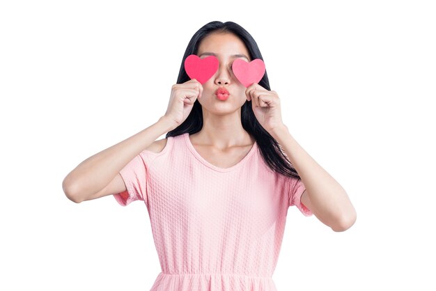 Mujer asiática sosteniendo corazones rojos aislados sobre pared blanca