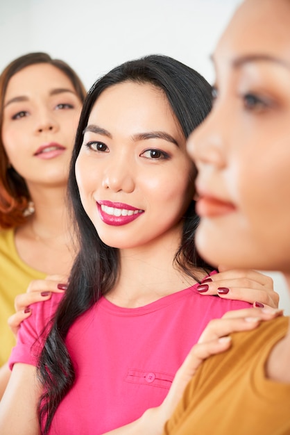 Foto mujer asiática con sus amigos