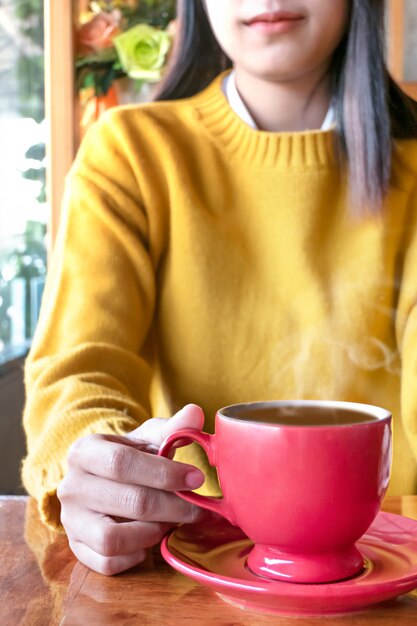 Mujer asiática con taza de café