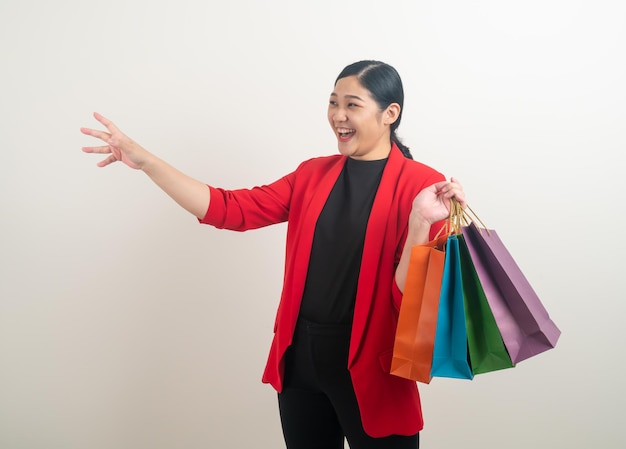 mujer asiática, tenencia, bolsa de compras, en, mano, con, fondo blanco
